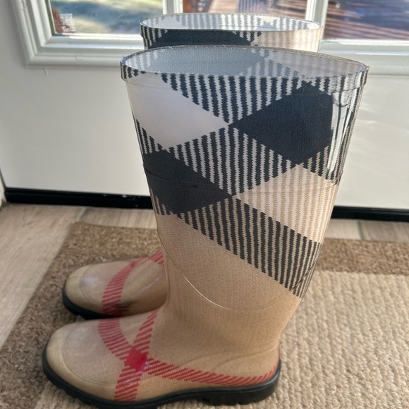 Burberry rain boots - like new condition - Picture 4 of 4